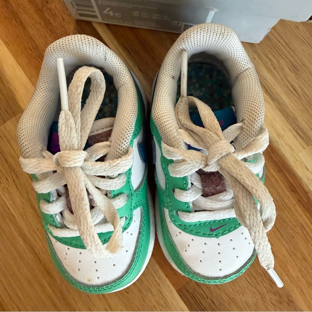 Nike Kids Force 1 LV8 BT Sneakers in Spring Green and White Size 4C - Picture 2 of 3